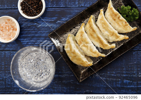 Gyoza with plenty of garlic as a side dish of sake that can be eaten even if it is baked or steamed on the table Gyoza with plenty of garlic as a side dish of sake that can be eaten even if it is baked or steamed on the table 92465096