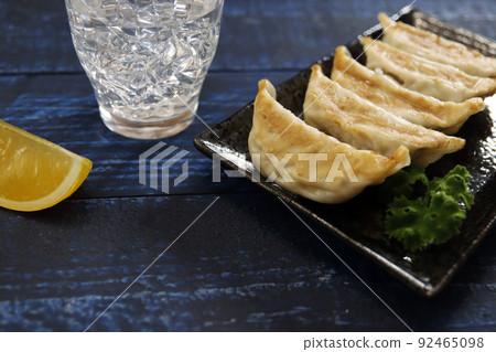 Gyoza with plenty of garlic as a side dish of sake that can be eaten even if it is baked or steamed on the table Gyoza with plenty of garlic as a side dish of sake that can be eaten even if it is baked or steamed on the table 92465098
