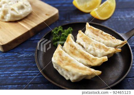 Gyoza with plenty of garlic as a side dish of sake that can be eaten even if it is baked or steamed on the table Gyoza with plenty of garlic as a side dish of sake that can be eaten even if it is baked or steamed on the table 92465123