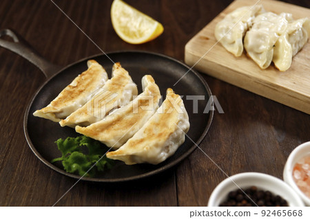 Gyoza with plenty of garlic as a side dish of sake that can be eaten even if it is baked or steamed on the table Gyoza with plenty of garlic as a side dish of sake that can be eaten even if it is baked or steamed on the table 92465668