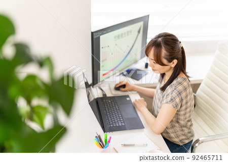 在家工作的年輕女工程師生產力提高效率圖 在家工作的年輕女工程師生產力提高效率圖 92465711