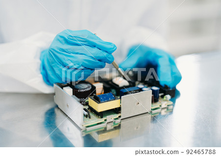 女性在潔淨室處理精密設備 女性在潔淨室處理精密設備 92465788