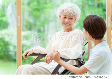 照顧者和坐在輪椅上的女人 92465878