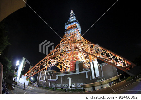 站在黑夜中的東京塔及其燈飾 92466362