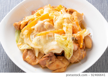 奶酪達喀爾比。韓國炒雞肉和蔬菜配奶酪。 奶酪達喀爾比。韓國炒雞肉和蔬菜配奶酪。 92466641