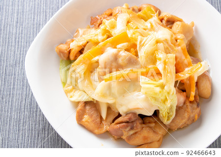 奶酪達喀爾比。韓國炒雞肉和蔬菜配奶酪。 92466643