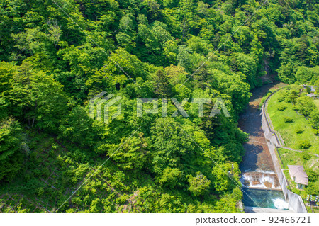 島川大壩、奧四萬湖、大壩下方的風景、新鮮的綠色季節 島川大壩、奧四萬湖、大壩下方的風景、新鮮的綠色季節 92466721