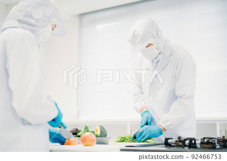 穿著乾淨衣服切菜的男女(食品加工) 穿著乾淨衣服切菜的男女(食品加工) 92466753