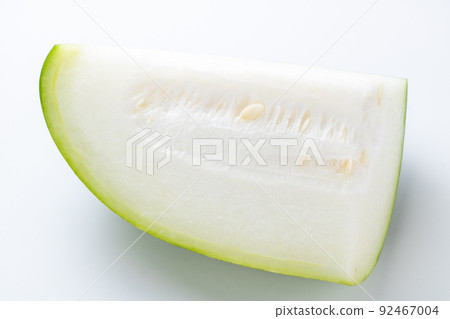 Wax gourd, cut. (It's called "winter" melon, but it's a vegetable that is in season in summer.) Wax gourd, cut. (It's called "winter" melon, but it's a vegetable that is in season in summer.) 92467004