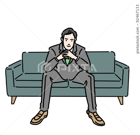 一個年輕人坐在沙發上,雙手疊放,穿著自信的西裝 一個年輕人坐在沙發上,雙手疊放,穿著自信的西裝 92467133