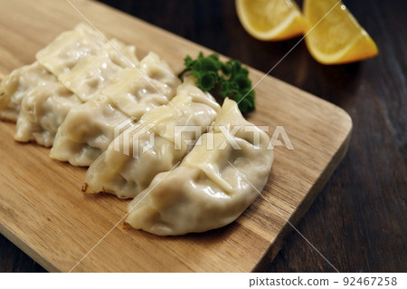 Gyoza with plenty of garlic as a side dish of sake that can be eaten even if it is baked or steamed on the table 92467258