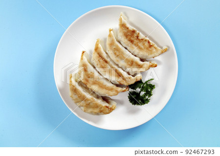 Gyoza with plenty of garlic as a side dish of sake that can be eaten even if it is baked or steamed on the table 92467293