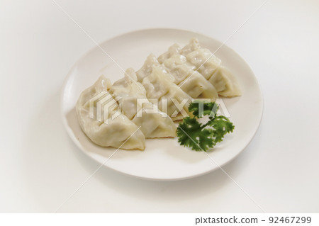 Gyoza with plenty of garlic as a side dish of sake that can be eaten even if it is baked or steamed on the table 92467299