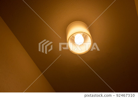 發出橙色光的天花板照明 發出橙色光的天花板照明 92467310