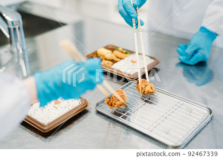 提供飯盒的工人（食品加工/服務人員） 92467339