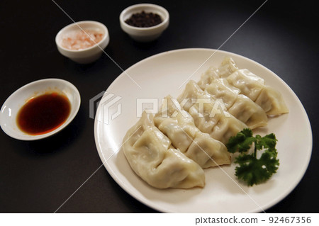 Gyoza with plenty of garlic as a side dish of sake that can be eaten even if it is baked or steamed on the table 92467356