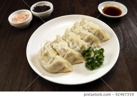 Gyoza with plenty of garlic as a side dish of sake that can be eaten even if it is baked or steamed on the table 92467359