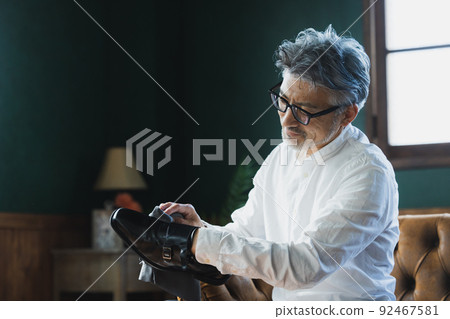 有一本舊書的灰髮人 92467581