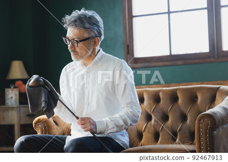 擦亮高爾夫球桿的灰髮男子 擦亮高爾夫球桿的灰髮男子 92467913