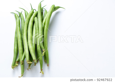 青豆（青豆，三度豆）。 （白色背景） 92467922
