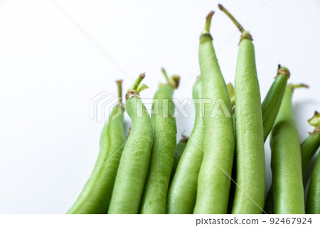 綠豆（綠豆，三度豆）。 （白色背景） 92467924