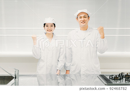 在食品（工廠）工作的廚師的男女 92468782