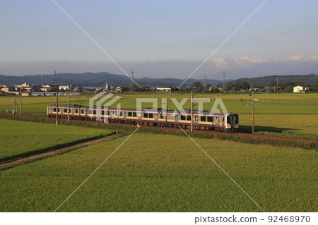 長岡花火大會當天信越本線E129系列(4節電車:長岡⇔新潟) 長岡花火大會當天信越本線E129系列(4節電車:長岡⇔新潟) 92468970