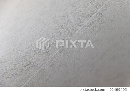 A wall that is exposed to light and has light and darkness 92469403