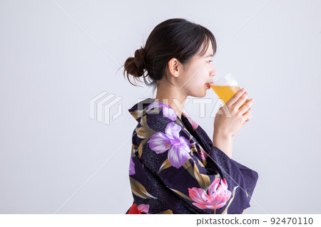 Profile of a woman drinking beer beer Profile of a woman drinking beer beer 92470110