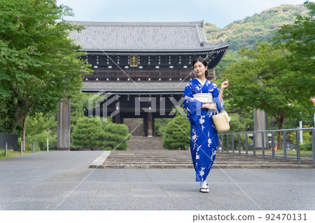 Kimono woman Chion-in enjoying a trip to Kyoto Kimono woman Chion-in enjoying a trip to Kyoto 92470131