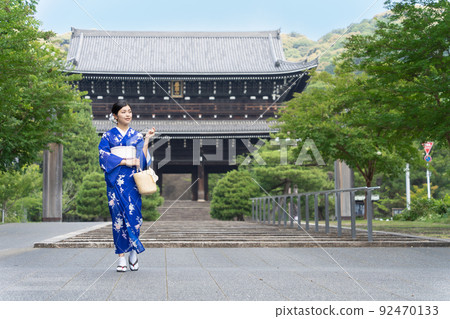 Kimono woman Chion-in enjoying a trip to Kyoto Kimono woman Chion-in enjoying a trip to Kyoto 92470133