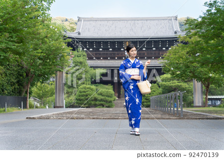 Kimono woman Chion-in enjoying a trip to Kyoto Kimono woman Chion-in enjoying a trip to Kyoto 92470139