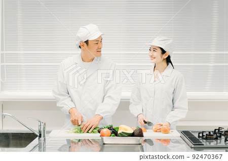 Male and female cooks working in food factories (analysis / inspection) Male and female cooks working in food factories (analysis / inspection) 92470367