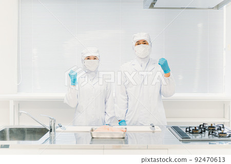 從事食品加工（肉類加工、內臟姿勢）的男女廚師 92470613