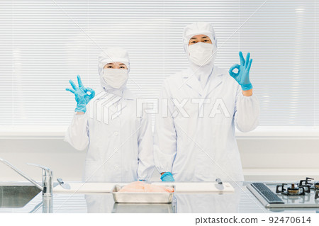 從事食品加工(肉類加工/OK)的男女廚師 從事食品加工(肉類加工/OK)的男女廚師 92470614