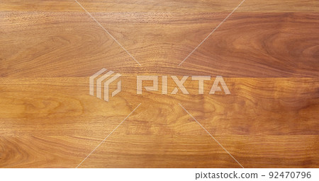 棕色木桌頂板的水平背景圖像，木紋和石南花，高級感 92470796