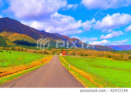 清新的秋天天空、山脈和寧靜的牧場景觀 清新的秋天天空、山脈和寧靜的牧場景觀 92472146