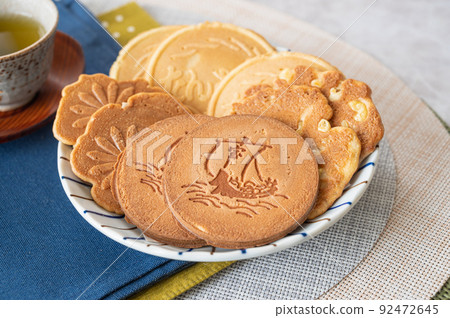 Old-fashioned rice crackers Old-fashioned rice crackers 92472645