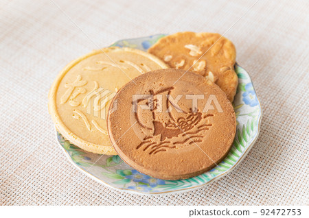 Old-fashioned rice crackers Old-fashioned rice crackers 92472753