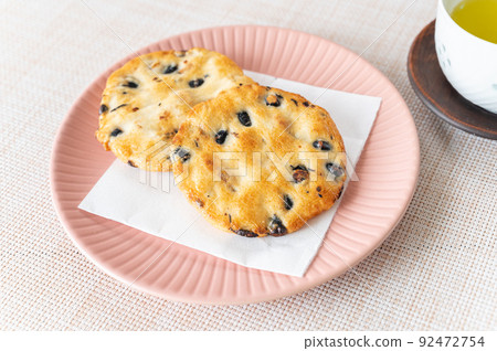 Black soybean crackers and tea Black soybean crackers and tea 92472754