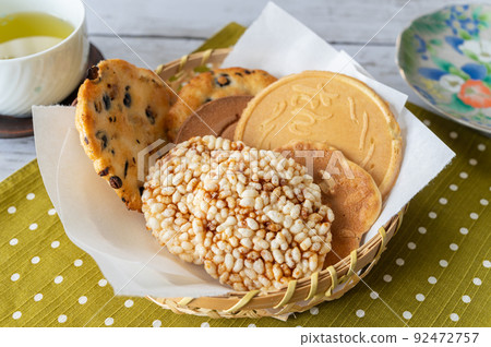 Old-fashioned rice cracker 92472757