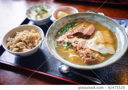 美味的宮古蕎麥麵 蕎麥麵和多汁的午餐套餐 沖繩縣偏遠島嶼宮古島的餐廳 92473520