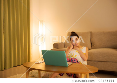 女人操作一台個人計算機 女人操作一台個人計算機 92473554