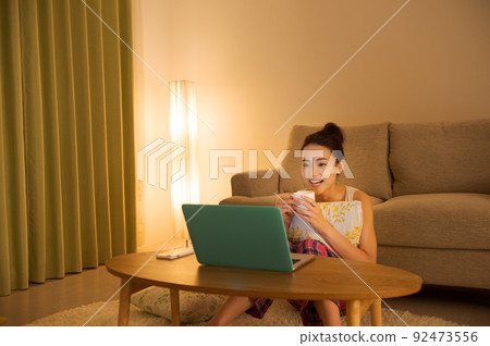 女人操作一台個人計算機 92473556