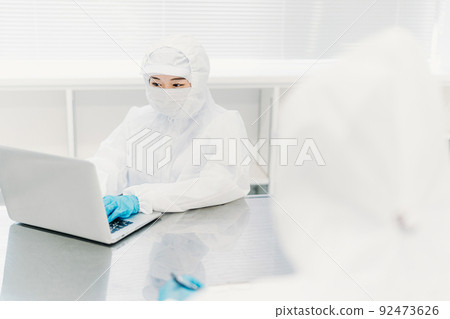 女工在工廠潔淨室使用電腦 92473626
