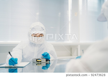女工在潔淨室處理精密設備(研究) 女工在潔淨室處理精密設備(研究) 92473628