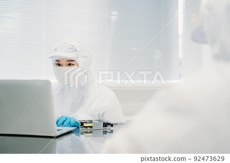 女工在潔淨室處理精密設備 女工在潔淨室處理精密設備 92473629