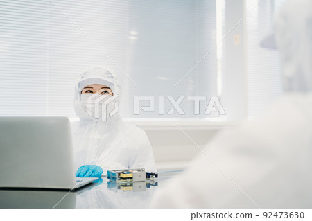 女工在潔淨室處理精密設備 女工在潔淨室處理精密設備 92473630
