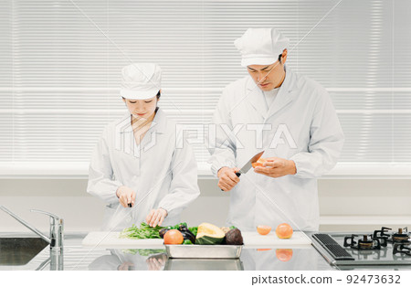 在食品廠、學校午餐中心和超市工作的男女廚師 92473632
