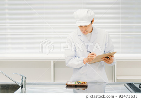 通過觀察食物並對其進行分析和評估來烹飪和開發產品的人。 通過觀察食物並對其進行分析和評估來烹飪和開發產品的人。 92473633
